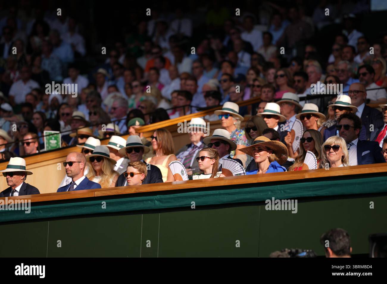 wimbledon 2025 LONDRES, ANGLETERRE - 13 JUILLET : Prince William, Prince de Galles Prince George de Galles, Princesse Charlotte de Galles et Catherine, Princesse de Galles, patronne de l'AELTC dans la Royal Box avant la finale Gentleman's Singles entre Jannik Sinner d'Italie et Carlos Alcaraz d'Espagne le quatorzième jour des Championnats Wimbledon 2025 au All England Lawn Tennis and Croquet Club le 13 juillet 2025 à Londres, Angleterre. (MB Media) crédit : MB Media solutions/Alamy Live News Banque D'Images
