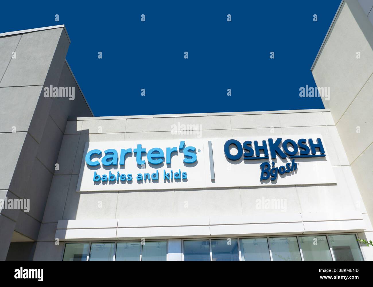 CALGARY, CANADA - 30 MAI 2025 : vitrine de carter's et de sa filiale Oshkosh B'gosh à Calgary. Carter's est un designer et un marchand américain majeur Banque D'Images