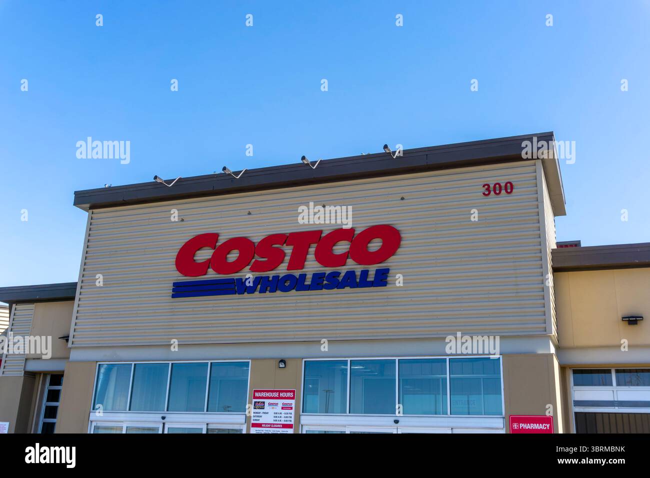 ROCKY VIEW, CANADA - 2 MAI 2025 : entrée principale du magasin de gros Costco à Rocky View, Alberta, Canada. Costco est l'un des plus grands détaillants en t Banque D'Images