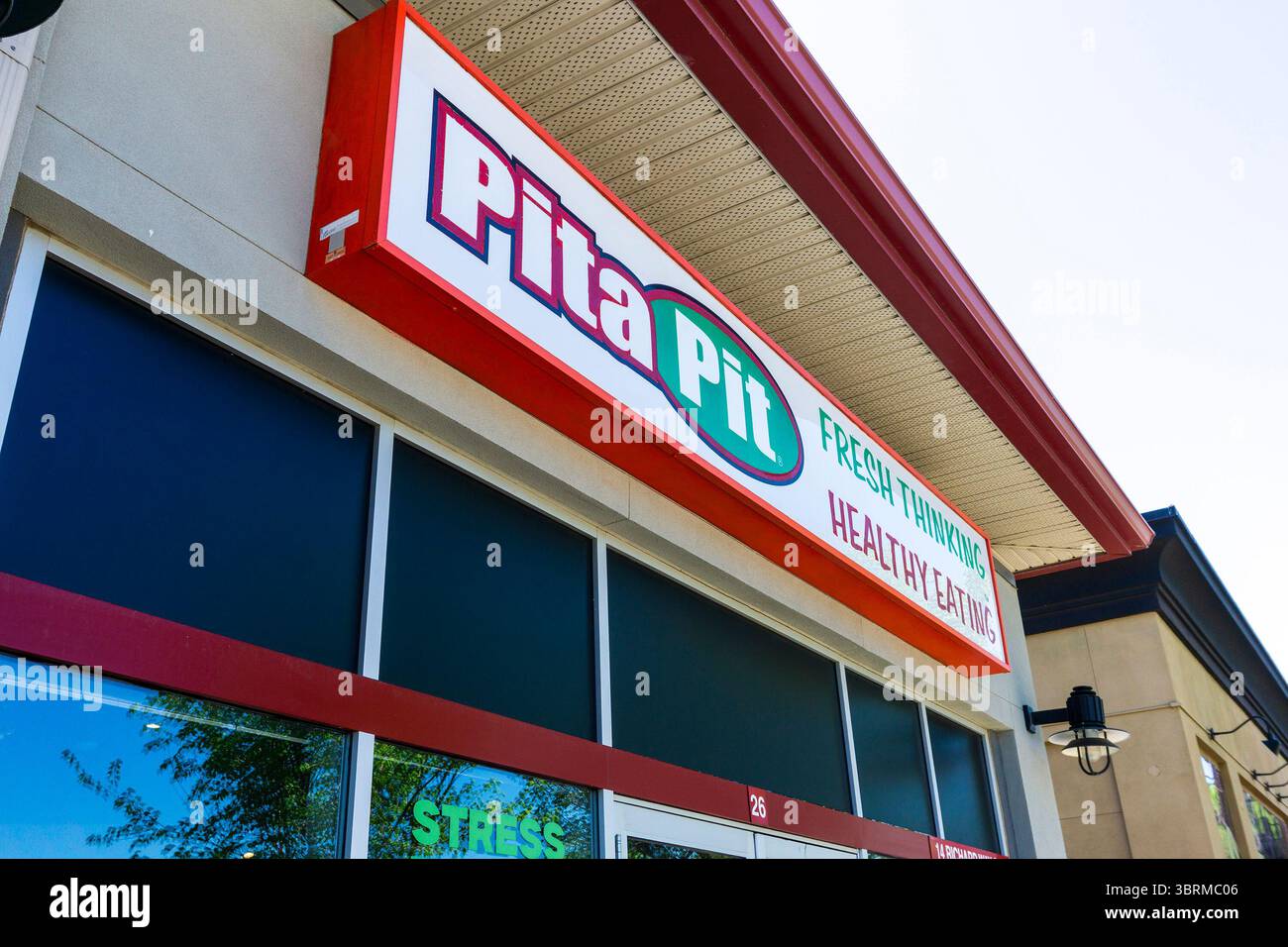 CALGARY, CANADA - 30 MAI 2025 : Sign of Pita Pit à Calgary, une franchise de restaurants à service rapide servant des sandwichs pita avec plus de 500 emplacements Banque D'Images