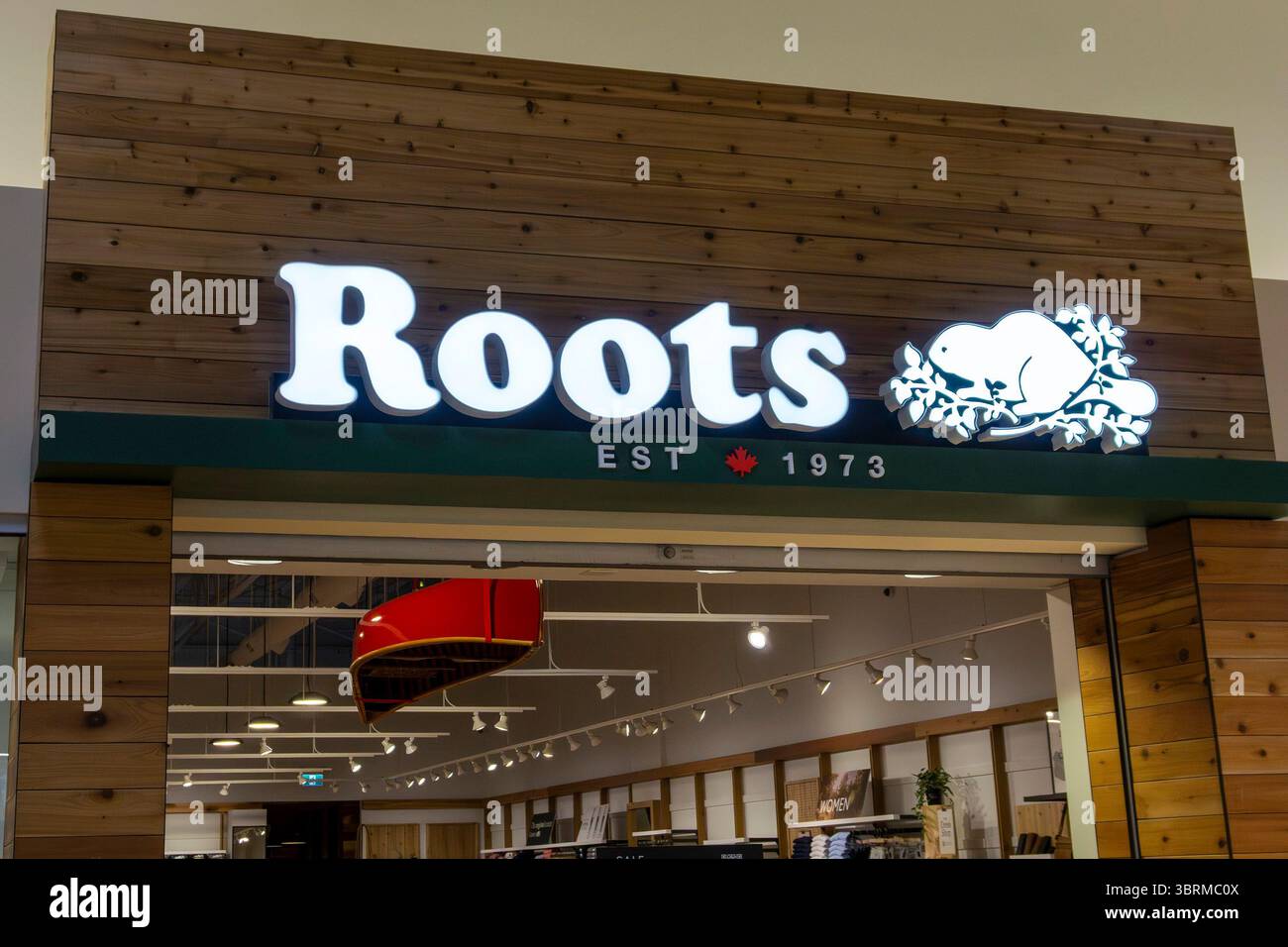 ROCKY VIEW, CANADA - 2 MAI 2025 : vitrine de Roots, une entreprise canadienne qui vend des vêtements, des articles de maroquinerie, des chaussures, des vêtements de sport et du mobilier pour la maison Banque D'Images
