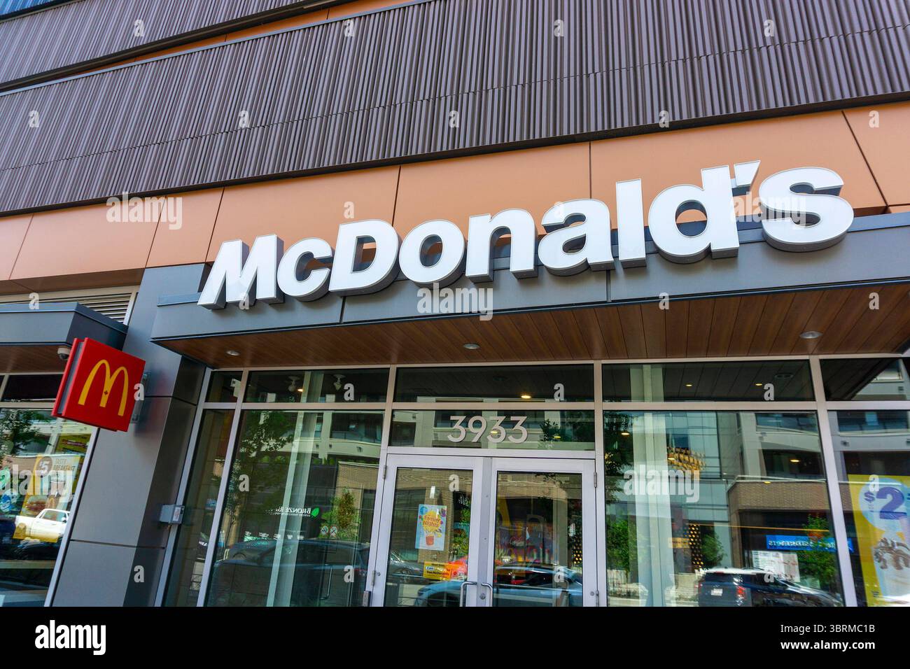 CALGARY, CANADA - 10 JUIN 2025 : McDonald's Restaurant au University District de Calgary. La célèbre entreprise américaine de restauration rapide a été fondée en 1940. Banque D'Images