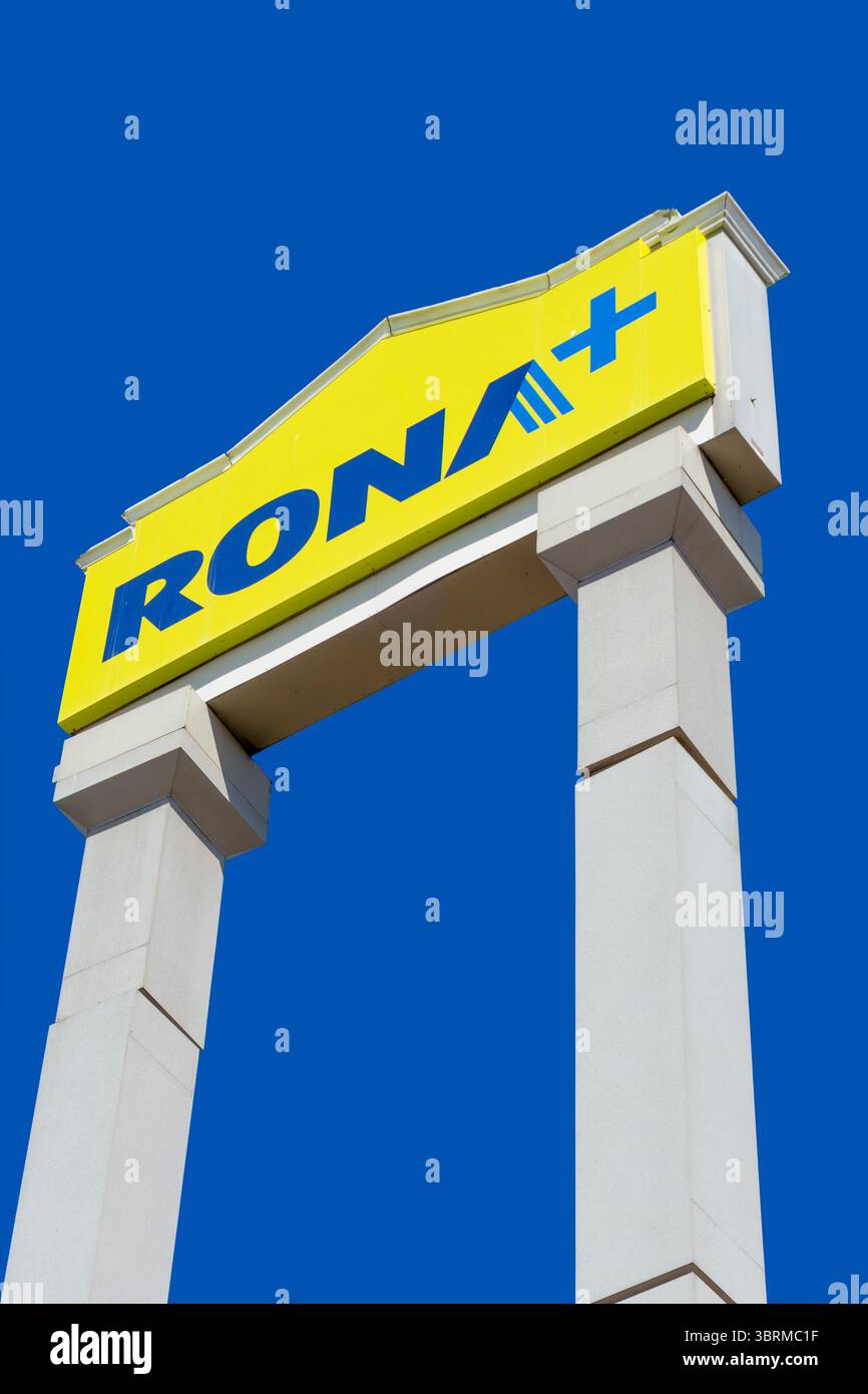 ROCKY VIEW, CANADA - 2 MAI 2025 : signe de RONA+, un détaillant canadien de produits et services d'amélioration de la maison et de construction. Fondée en 1939, RONA Banque D'Images