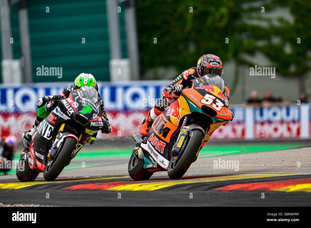 Hohenstein Ernstthal, Allemagne. 13 juillet 2025. 53 ONCU Deniz (tur), Red Bull KTM Ajo, Kalex Moto2, action avec 07 BALTUS Barry (bel), Fantic Racing Lino Sonego Moto2 lors du Grand Prix Moto 2 Motul Liqui Moly 2025 d'Allemagne, GP d'Allemagne, sur le circuit de Sachsenring, du 11 au 13 juillet, en Allemagne - photo Studio Milagro/DPPI crédit : DPPI Media/Alamy Live News Banque D'Images