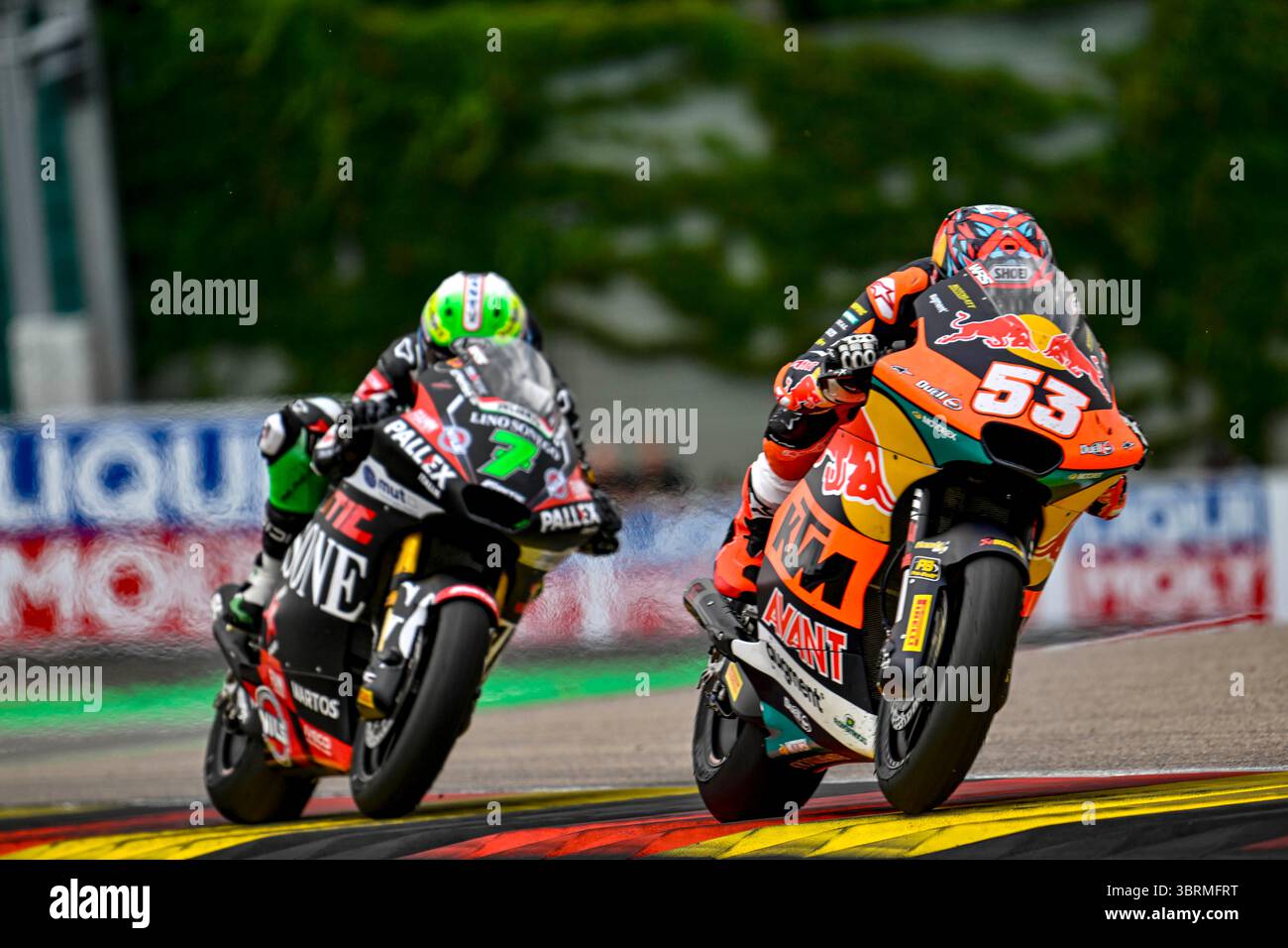 Hohenstein Ernstthal, Allemagne. 13 juillet 2025. 53 ONCU Deniz (tur), Red Bull KTM Ajo, Kalex Moto2, action avec 07 BALTUS Barry (bel), Fantic Racing Lino Sonego Moto2 lors du Grand Prix Moto 2 Motul Liqui Moly 2025 d'Allemagne, GP d'Allemagne, sur le circuit de Sachsenring, du 11 au 13 juillet, en Allemagne - photo Studio Milagro/DPPI crédit : DPPI Media/Alamy Live News Banque D'Images