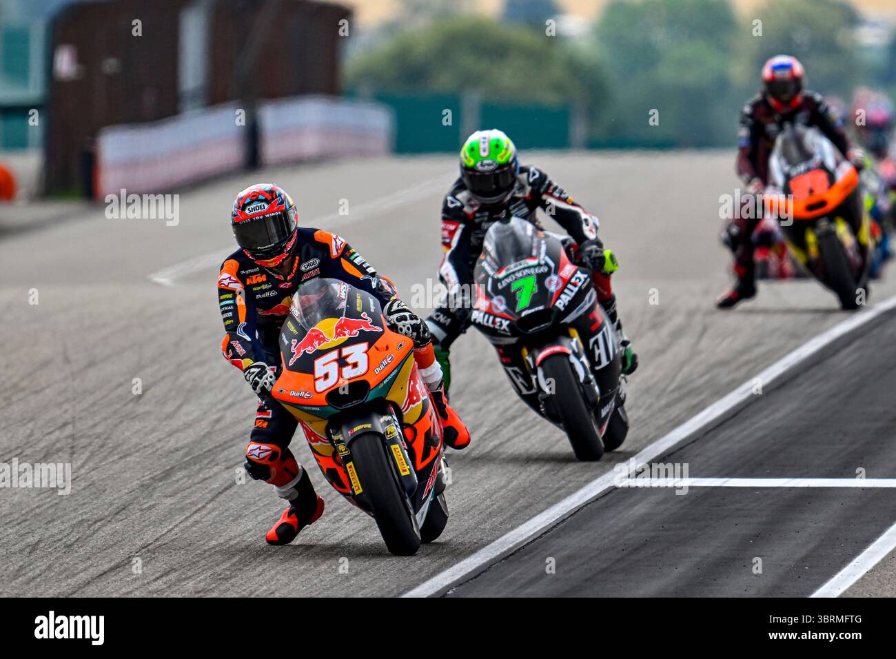 Hohenstein Ernstthal, Allemagne. 13 juillet 2025. 53 ONCU Deniz (tur), Red Bull KTM Ajo, Kalex Moto2, action avec 07 BALTUS Barry (bel), Fantic Racing Lino Sonego Moto2 lors du Grand Prix Moto 2 Motul Liqui Moly 2025 d'Allemagne, GP d'Allemagne, sur le circuit de Sachsenring, du 11 au 13 juillet, en Allemagne - photo Studio Milagro/DPPI crédit : DPPI Media/Alamy Live News Banque D'Images