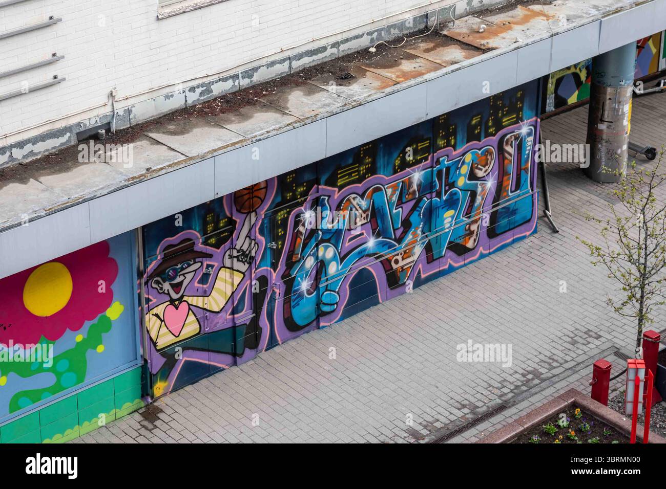 Vue panoramique d'un graffiti sur le centre commercial fermé de Kauppakeskus Linna à Hämeenlinna, Finlande Banque D'Images