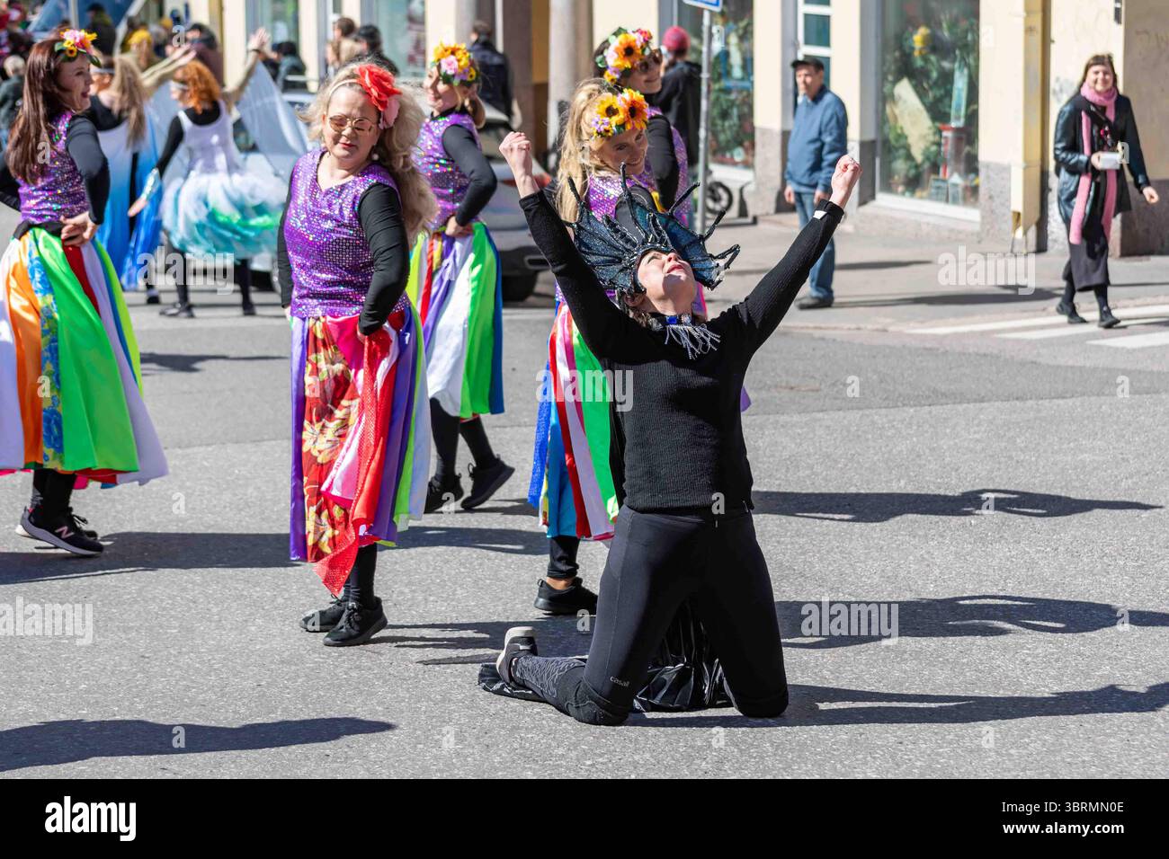 Imperio do Papagaio danseuses de l'école de Samba au festival communautaire Kallio Kukkii 2025 dans le district de Kallio à Helsinki, Finlande Banque D'Images