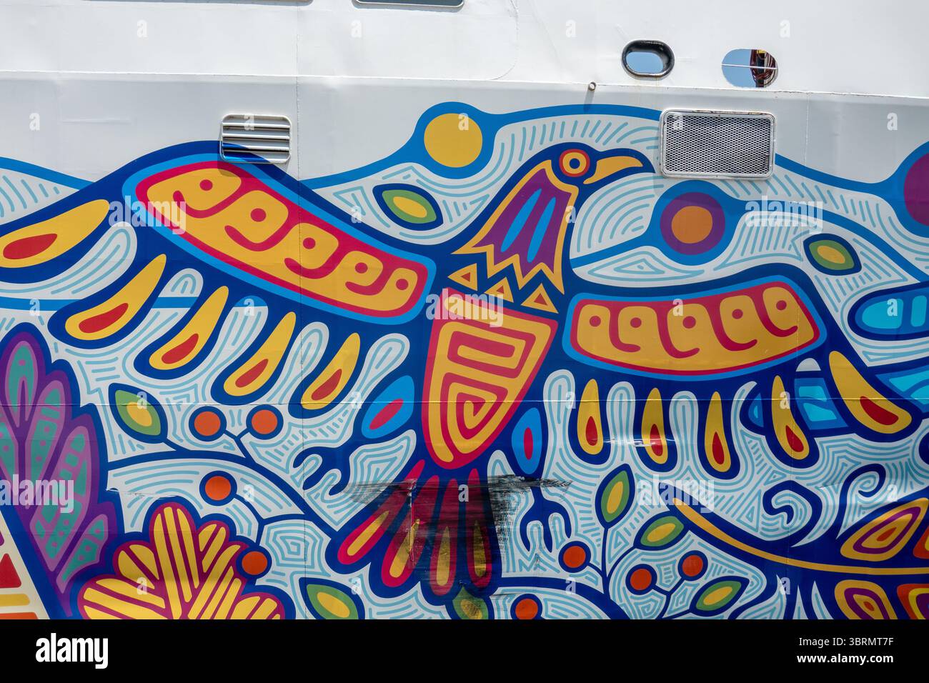 MS Chi-Cheemaun car Ferry 'The Big Canoe' Canadian First Nations Inspired Bow Graphics on the Bow on the Boat, Tobermory Ontario Canada, photo stock Banque D'Images