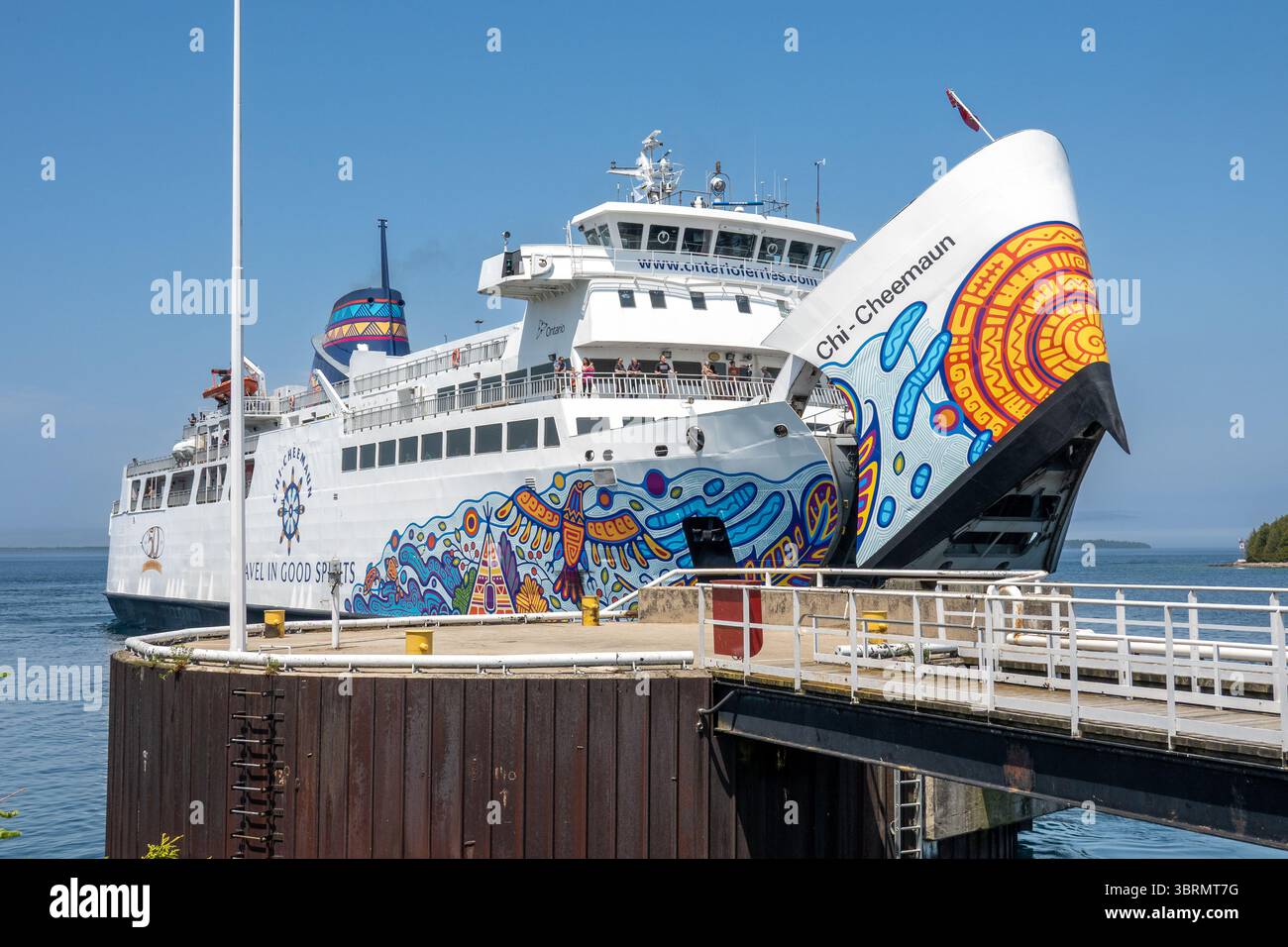 MS Chi-Cheemaun car Ferry 'The Big Canoe' Canadian First Nations Inspired Bow Graphics on the Bow on the Boat, Tobermory Ontario Canada, photo stock Banque D'Images