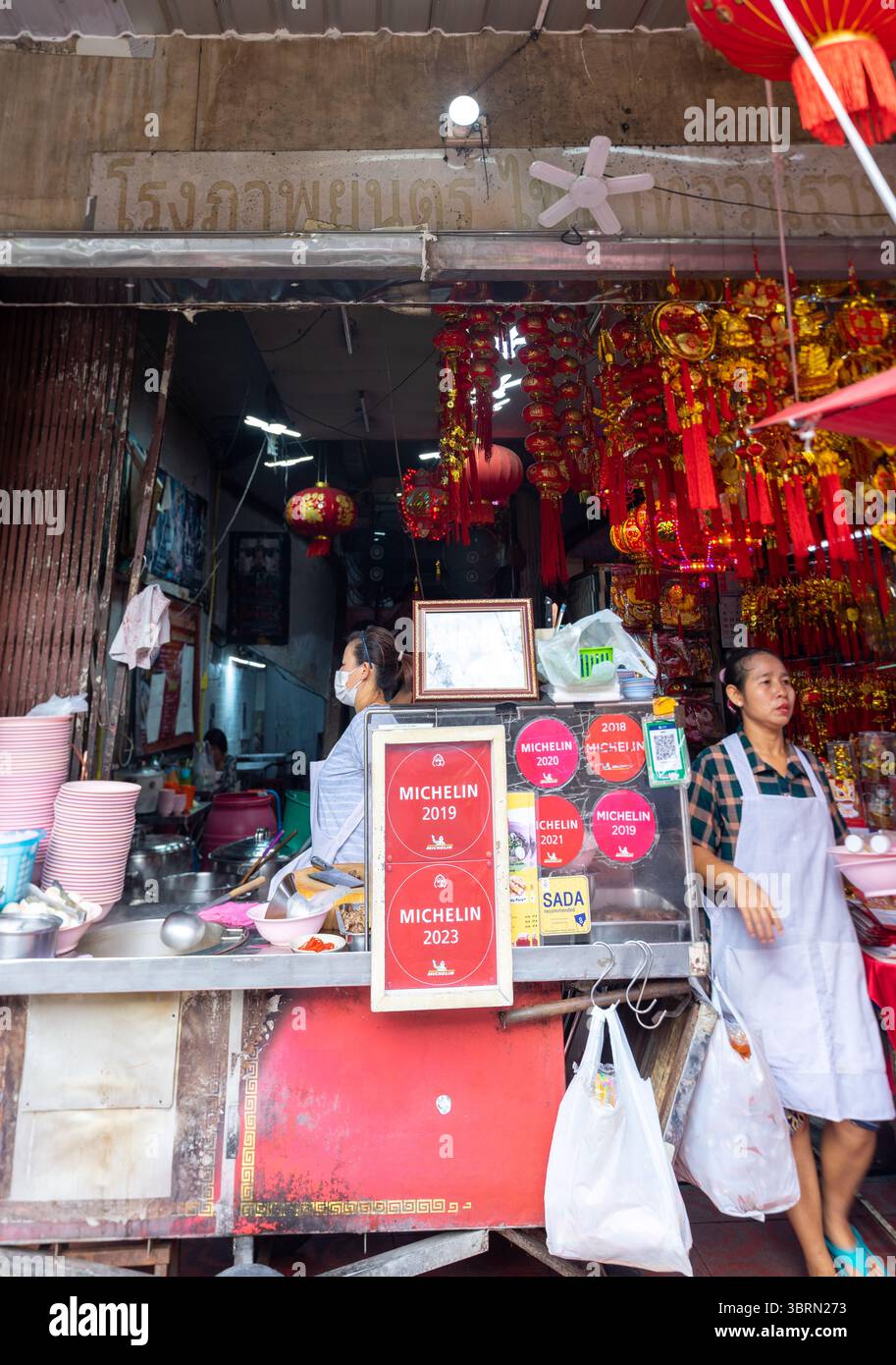 Kway chap Uan Photchana Micjelin-guide Street Stall servant une cuisine chinoise, nouilles, Yaowarat Road Chinatown, Bangkok, Thaïlande, 2025 Banque D'Images