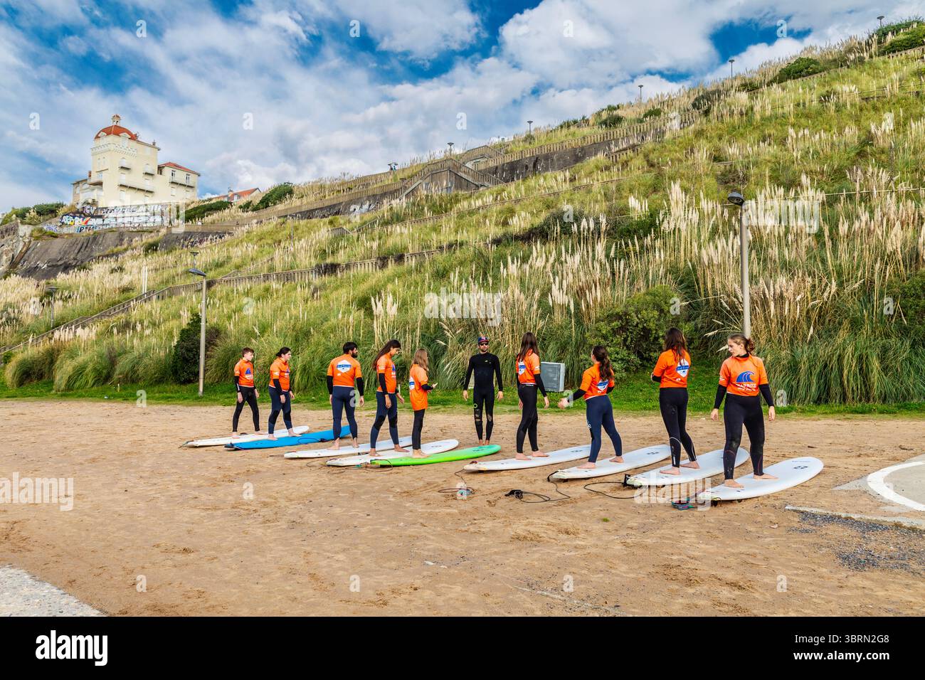 Les gens apprennent à surfer sur la plage de surf de Côte des Basques à Biarritz, France Banque D'Images
