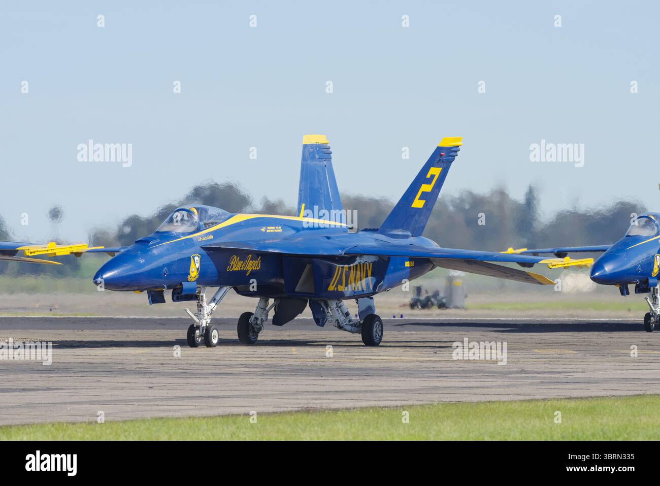 Blue Angels Boeing F/A-18 Super Hornet montré en train de rouler. Banque D'Images