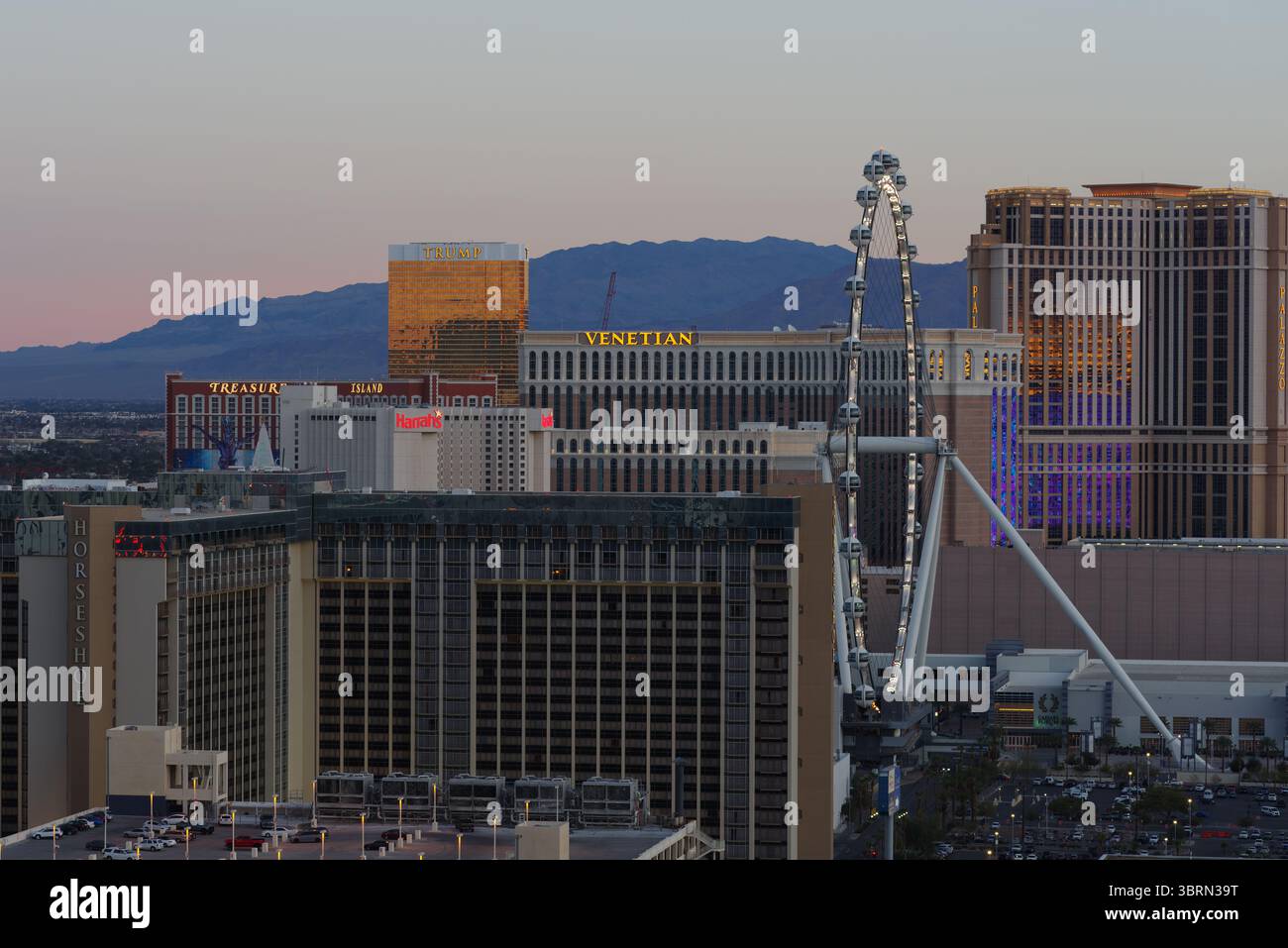 Paysage urbain de Las Vegas à l'aube montrant la roue d'observation High Roller, Trump Tower, Venetian et d'autres hôtels emblématiques. Las Vegas, mars 2025. Banque D'Images