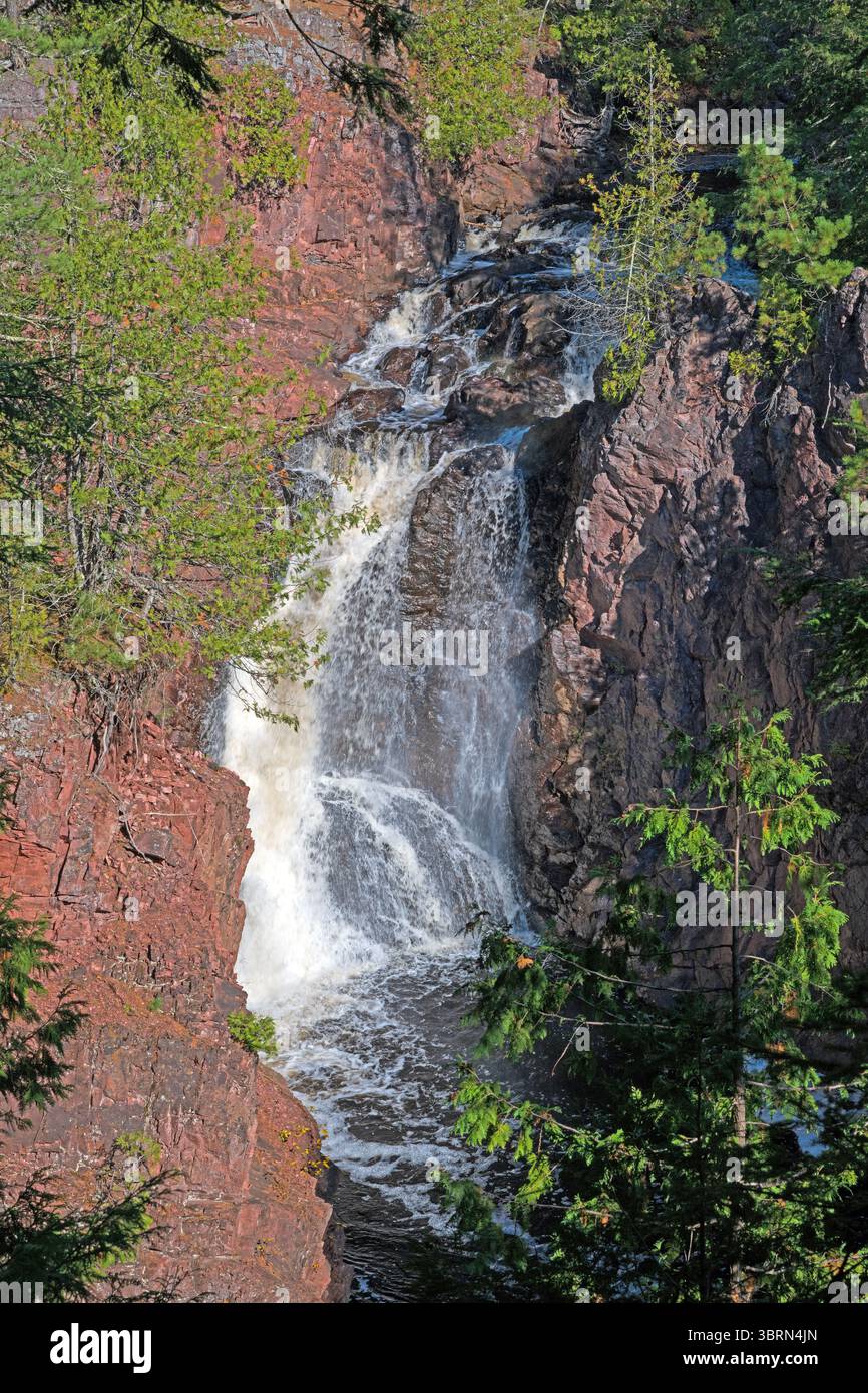 Brownstone Falls dans la lumière d'automne dans Copper Falls State Park dans le Wisconsin Banque D'Images