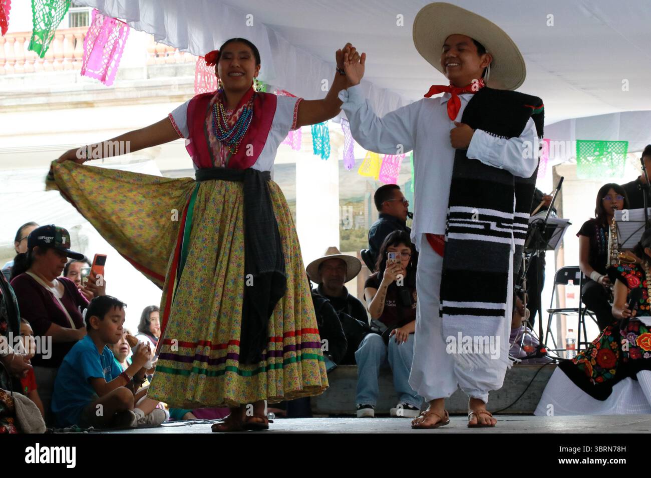 Un homme et une femme exécutent une danse traditionnelle de l'État d'Oaxaca pendant Guelaguetza Tlalpan 2025 à Mexico, Mexique, le 12 juillet 2025. Guelaguetza 2025 a lieu pour la première fois dans le centre-ville de Tlalpan du 10 au 13 juillet, avec une série d'activités gratuites comprenant des danses traditionnelles, de la musique live, de la gastronomie, des calendriers et des présentations artistiques de différentes régions d'Oaxaca. (Photo de Jose Luis Torales/NurPhoto)0 crédit : NurPhoto SRL/Alamy Live News Banque D'Images