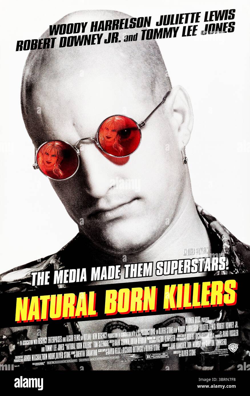 Natural Born Killers (1994) réalisé par Oliver Stone et mettant en vedette Woody Harrelson, Juliette Lewis et Robert Downey Jr. Un jeune couple se lance dans une frénésie de crime violent, devenant des sensations médiatiques. Photographie d'une affiche américaine originale de 1994 À USAGE ÉDITORIAL EXCLUSIF. Crédit : BFA / Warner Bros Banque D'Images