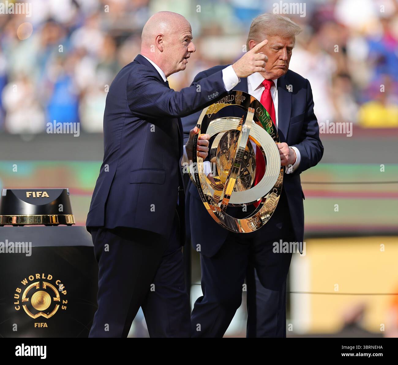 East Rutherford, États-Unis. 13 juillet 2025. Donald Trump, président des États-Unis du MetLife Stadium, et Gianni Infantino, président de la FIFA, lors de la cérémonie de remise des prix après le match entre Chelsea et le PSG, pour la finale de la Coupe du monde des clubs de la FIFA 2025, au MetLife Stadium ce dimanche 13. 30761 (Heuler Andrey/SPP) crédit : SPP Sport Press photo. /Alamy Live News Banque D'Images
