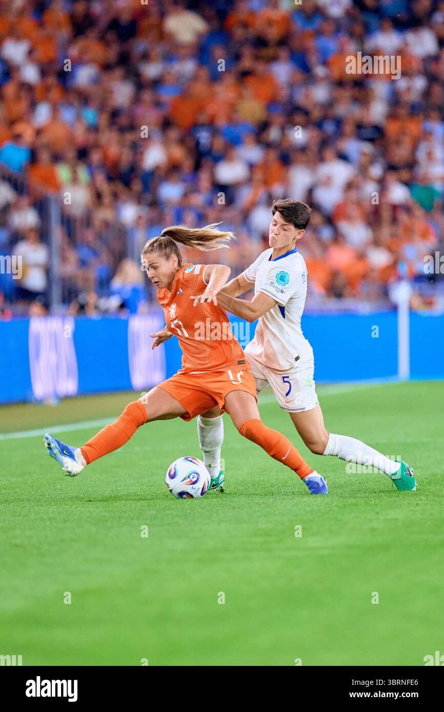 Bâle, Deutschland. 13 juillet 2025. Victoria Pelova (17 ; Niederlande) und Elisa de Almeida (5 ; Frankreich) k?mpfen um Ballbesitz auf dem Spielfeld UEFA Womens Euro 2025 : Niederlande ? Frankreich ; Basel, créé Jakob-Park, 13.07.2025 crédit : dpa/Alamy Live News Banque D'Images Bâle, Deutschland. 13 juillet 2025. Victoria Pelova (17 ; Niederlande) und Elisa de Almeida (5 ; Frankreich) k?mpfen um Ballbesitz auf dem Spielfeld UEFA Womens Euro 2025 : Niederlande ? Frankreich ; Basel, créé Jakob-Park, 13.07.2025 crédit : dpa/Alamy Live News Banque D'Images