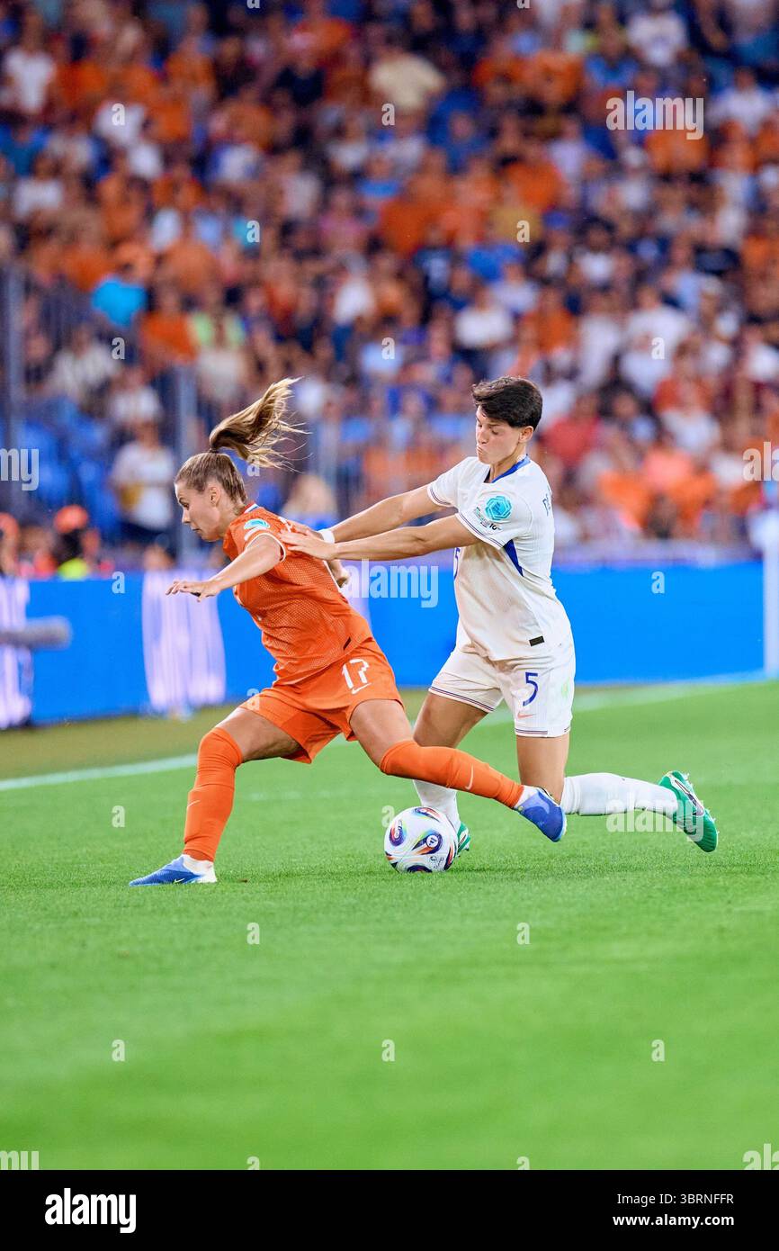 Bâle, Deutschland. 13 juillet 2025. Victoria Pelova (17 ; Niederlande) und Elisa de Almeida (5 ; Frankreich) k?mpfen um Ballbesitz auf dem Spielfeld UEFA Womens Euro 2025 : Niederlande ? Frankreich ; Basel, créé Jakob-Park, 13.07.2025 crédit : dpa/Alamy Live News Banque D'Images Bâle, Deutschland. 13 juillet 2025. Victoria Pelova (17 ; Niederlande) und Elisa de Almeida (5 ; Frankreich) k?mpfen um Ballbesitz auf dem Spielfeld UEFA Womens Euro 2025 : Niederlande ? Frankreich ; Basel, créé Jakob-Park, 13.07.2025 crédit : dpa/Alamy Live News Banque D'Images
