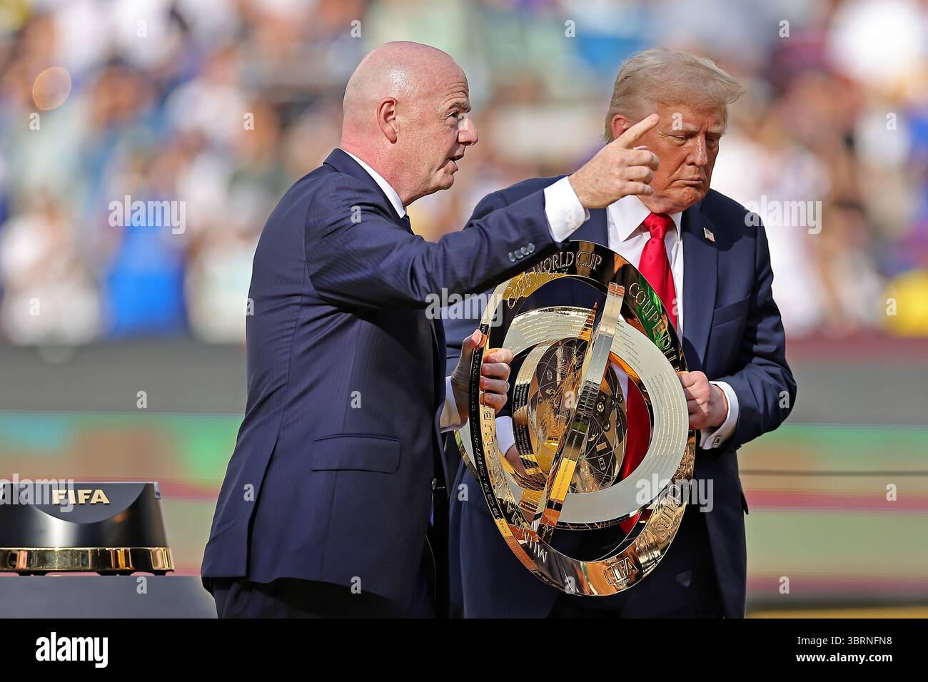 East Rutherford, États-Unis. 12 juillet 2025. Le président américain Donald Trump et le président de la FIFA Gianni Infantino détiennent le trophée de la Coupe du monde des clubs de la FIFA après la finale de la Coupe du monde des clubs de la FIFA 2025 entre le Chelsea FC et le PSG pour la finale de la Coupe du monde des clubs de la FIFA 2025, au MetLife Stadium à East Rutherford, États-Unis, le 12 juillet 2025. Photo : Heuler Andrey/DiaEsportivo/Alamy Live News crédit : DiaEsportivo/Alamy Live News Banque D'Images