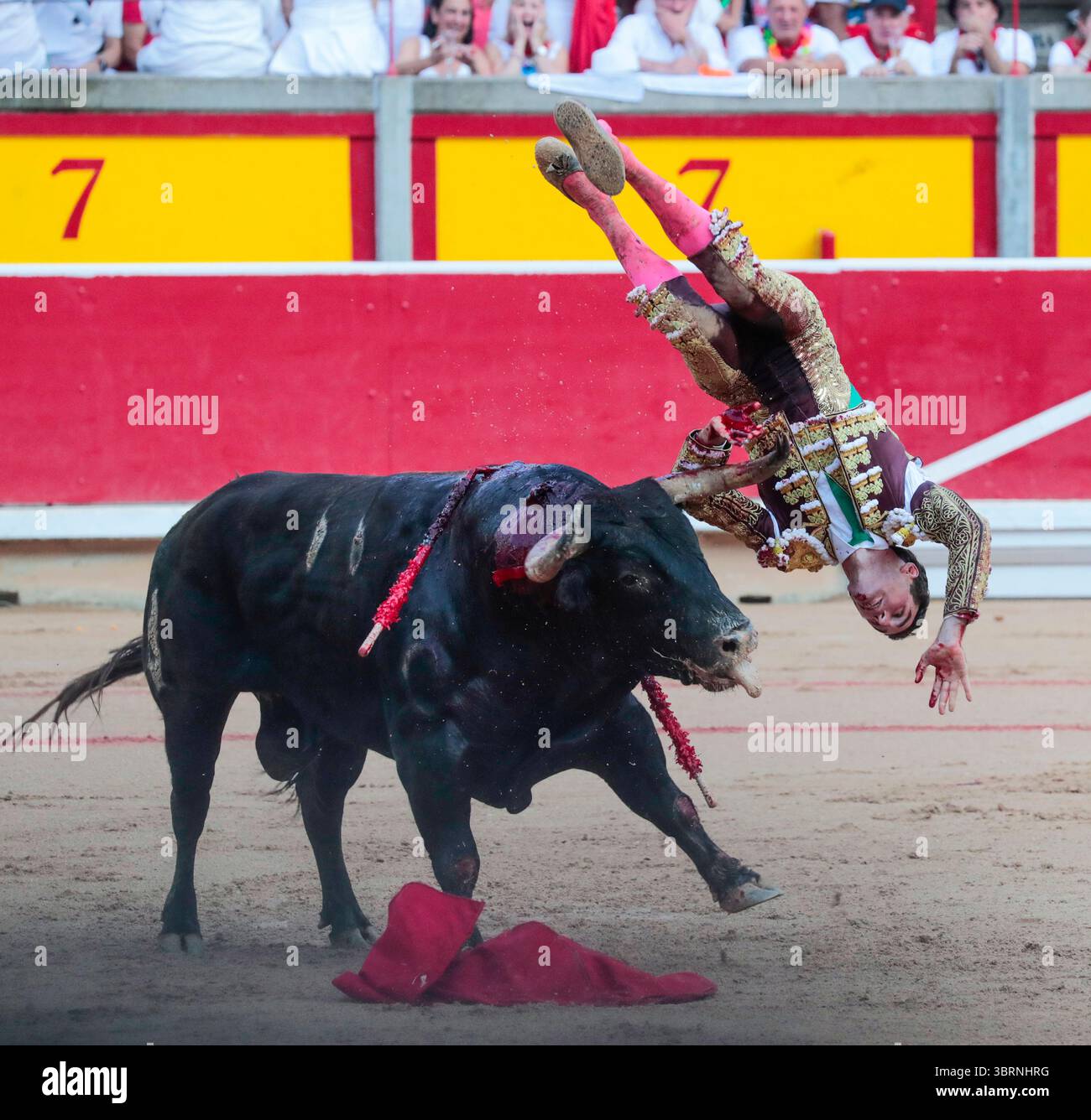 Pampelune, Espagne. 13 juillet 2025. Fernando Adrian est jeté par un dénommé Ardoso, pesant 595 kilos, du ranch de la Palmosilla dans la corrida dans la Feria del Toro, qui fait partie de la célèbre Fiesta de San Fermín à Pampelune, Espagne, le dimanche 13 juillet 2025. Adrian a pu retourner au combat et a reçu deux oreilles et porté sur les épaules des arènes. La fiesta se termine demain à minuit. Photo de Jim Hollander/UPI crédit : UPI/Alamy Live News Banque D'Images