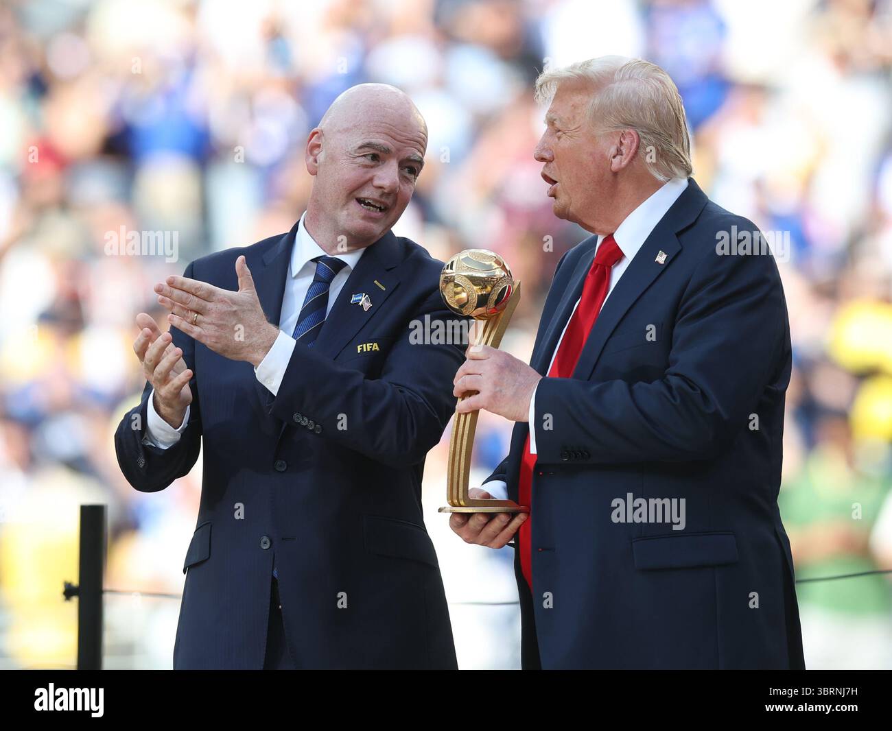 New Jersey, États-Unis. 13 juillet 2025. Gianni Infantino Président de la FIFA et Donald Trump lors de la finale de la Coupe du monde des clubs de football Chelsea vs Paris Saint Germain au Metlife Stadium, New Jersey. Le crédit photo devrait se lire comme suit : David Klein/Sportimage crédit : Sportimage Ltd/Alamy Live News Banque D'Images