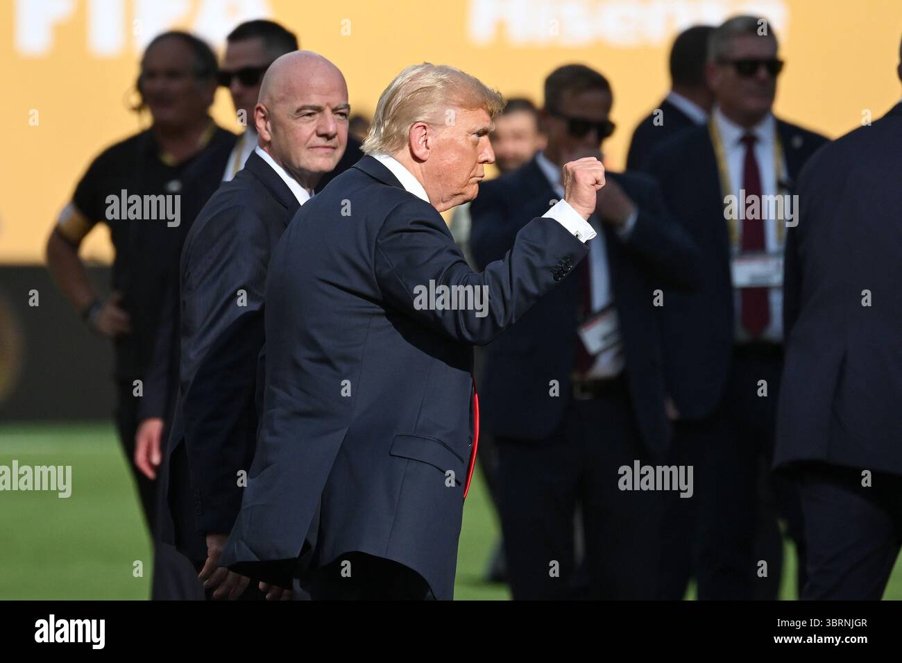 East Rutherford, États-Unis. 13 juillet 2025. Le président américain Donald Trump a vu quitter la cérémonie du trophée de la Coupe du monde des clubs de la FIFA 2025 célébrant la victoire du Chelsea Football Club sur le Paris Saint-Germain (PSG) de France après la finale de la Coupe du monde des clubs de la FIFA au MetLife Stadium, East Rutherford, New Jersey, le 13 juillet 2025. Avec plus de 81 000 spectateurs, le Chelsea FC, d’Angleterre, a battu le Paris Saint-Germain, de France, avec un score de 3-0. (Photo par Anthony Behar/Sipa USA) crédit : Sipa USA/Alamy Live News Banque D'Images