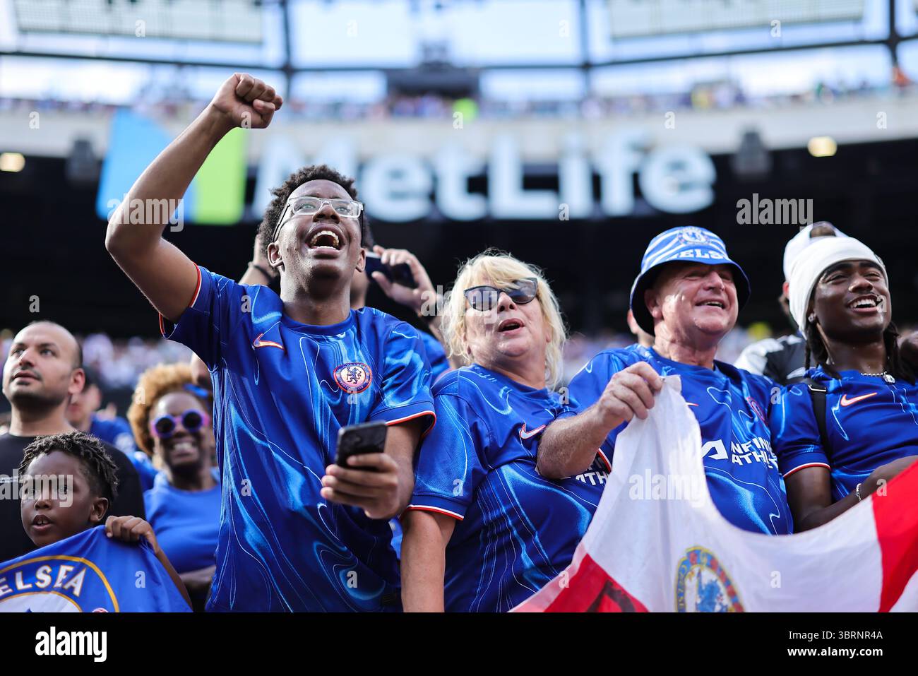 East Rutherford, États-Unis. 13 juillet 2025. Les fans du MetLife Stadium Chelsea célèbrent la victoire après le match entre Chelsea et le PSG, pour la finale de la Coupe du monde des clubs de la FIFA 2025, au MetLife Stadium ce dimanche 13. 30761 (Heuler Andrey/SPP) crédit : SPP Sport Press photo. /Alamy Live News Banque D'Images