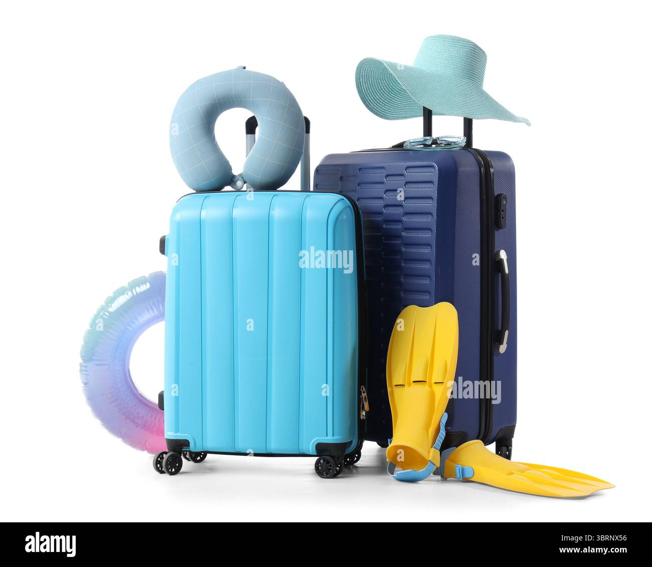 Valises avec accessoires de plage isolés sur fond blanc Banque D'Images
