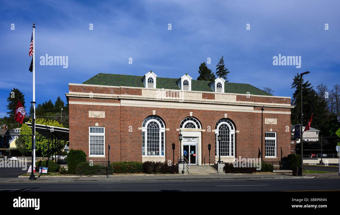 Colfax, WA, États-Unis - 7 mai 2025 ; bâtiment du bureau de poste des États-Unis pour le code postal 99111 à Colfax Washington Banque D'Images