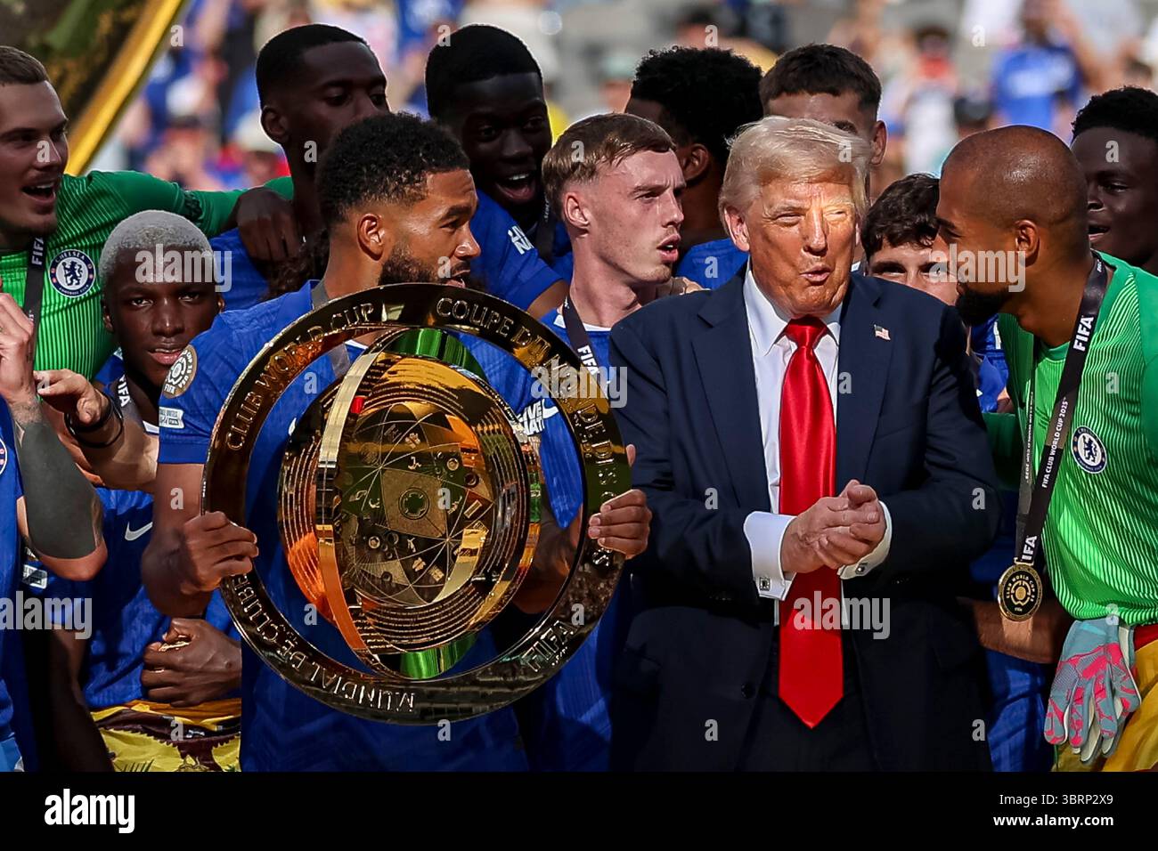 East Rutherford, États-Unis. 13 juillet 2025. East Rutherford, New Jersey, 13 juillet 2025 : Reece James du Chelsea FC avec le trophée avec le président des États-Unis, Donald J Trump lors de la finale de la Coupe du monde des clubs de la FIFA opposant le Chelsea FC au Paris Saint Germain au MetLife Stadium le 13 juillet 2025 (João Bravo /SPP) crédit : SPP Sport Press photo. /Alamy Live News Banque D'Images