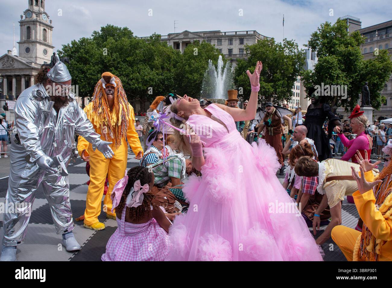 Londres, Royaume-Uni. 13 juillet 2025. Un acteur habillé en Glinda, la bonne sorcière du Nord crie alors qu'ils ont perdu la partie d'échecs pendant le festival d'échecs à Londres. Des milliers de personnes ont assisté au cinquième Festival d'échecs sur Trafalgar Square à Londres. C'est un événement gratuit et familial, offrant diverses activités d'échecs et des occasions de rencontrer les meilleurs joueurs. Crédit : SOPA images Limited/Alamy Live News Banque D'Images