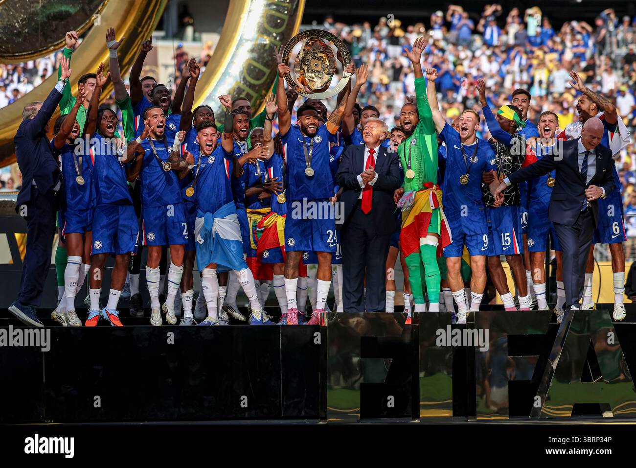 East Rutherford, États-Unis. 13 juillet 2025. East Rutherford, New Jersey, 13 juillet 2025 : Reece James du Chelsea FC avec le trophée avec le président des États-Unis, Donald J Trump lors de la finale de la Coupe du monde des clubs de la FIFA opposant le Chelsea FC au Paris Saint Germain au MetLife Stadium le 13 juillet 2025 (João Bravo /SPP) crédit : SPP Sport Press photo. /Alamy Live News Banque D'Images