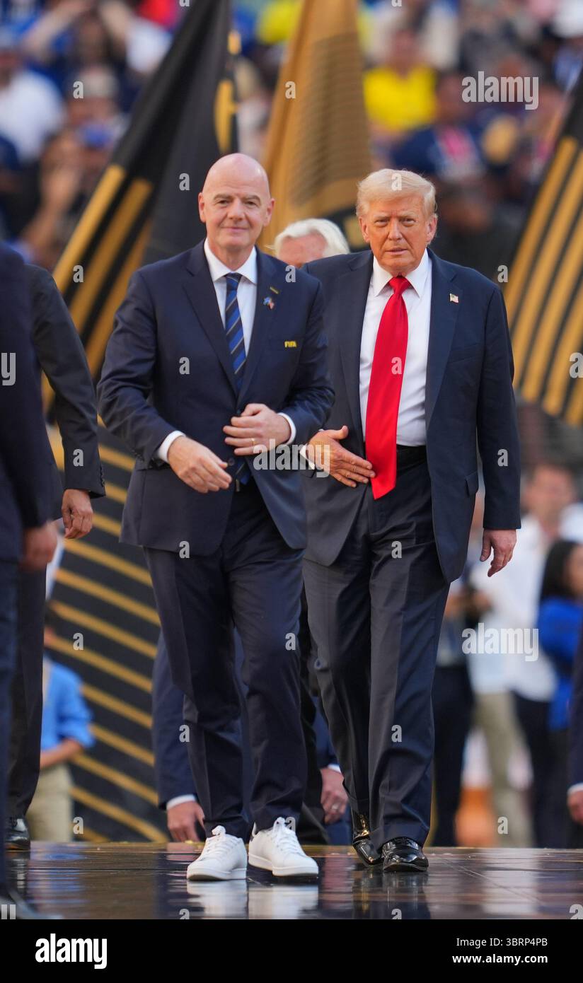 New Jersey, États-Unis. 13 juillet 2025. Le président américain Donald Trump (R) et le président de la FIFA Gianni Infantino assistent à la cérémonie de remise des prix du match final entre le Chelsea FC (Angleterre) et le Paris Saint-Germain (France) lors de la Coupe du monde des clubs de la FIFA 2025 au MetLife Stadium, New Jersey, États-Unis, le 13 juillet 2025. Crédit : Xu Chang/Xinhua/Alamy Live News Banque D'Images
