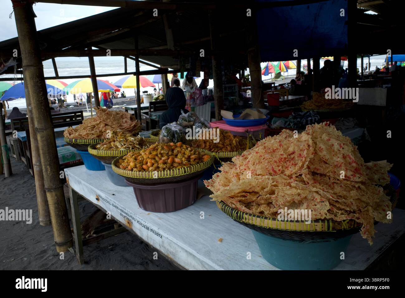 Fruits de mer frais frits à la farine à Depok Beach, Yogyakarta, Indonésie. Banque D'Images
