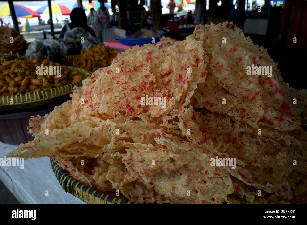 Fruits de mer frais frits à la farine à Depok Beach, Yogyakarta, Indonésie. Banque D'Images