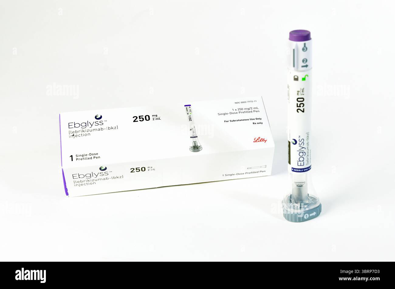 Emballage et stylo d'injection pour Ebglyss (lebrikizumab-lbkz), un médicament injectable de perception pour le psoriasis et le rhumatisme psoriasique. Banque D'Images