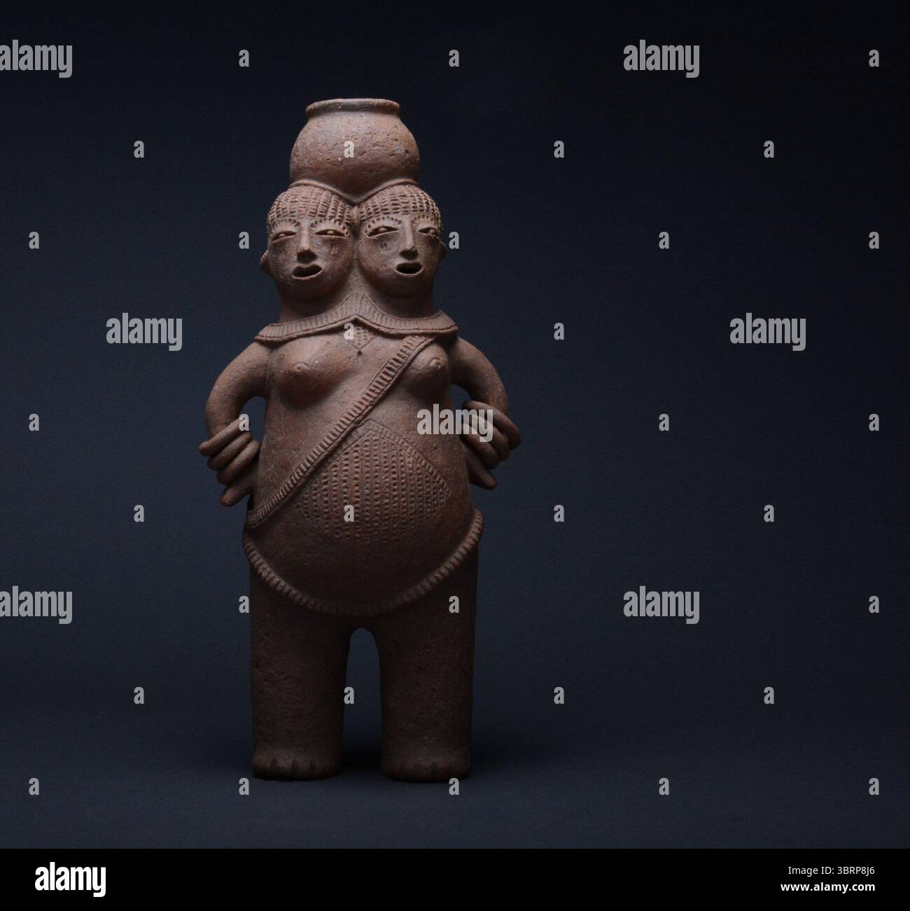 Art tribal africain Mangbetu Terracotta sculpture de jumeaux conjoints Banque D'Images