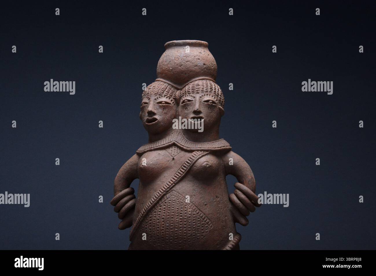Art tribal africain Mangbetu Terracotta sculpture de jumeaux conjoints Banque D'Images