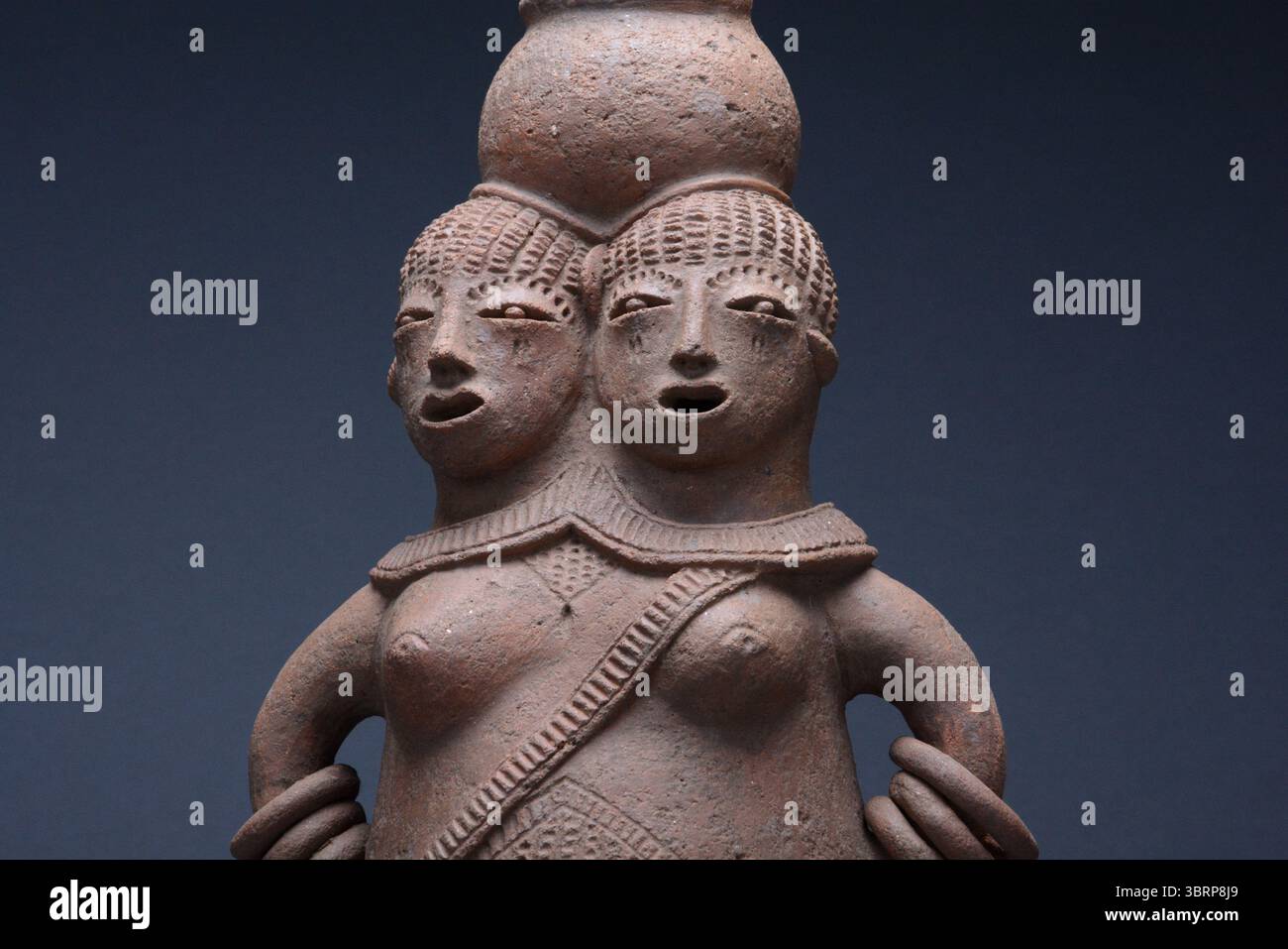 Art tribal africain Mangbetu Terracotta sculpture de jumeaux conjoints Banque D'Images