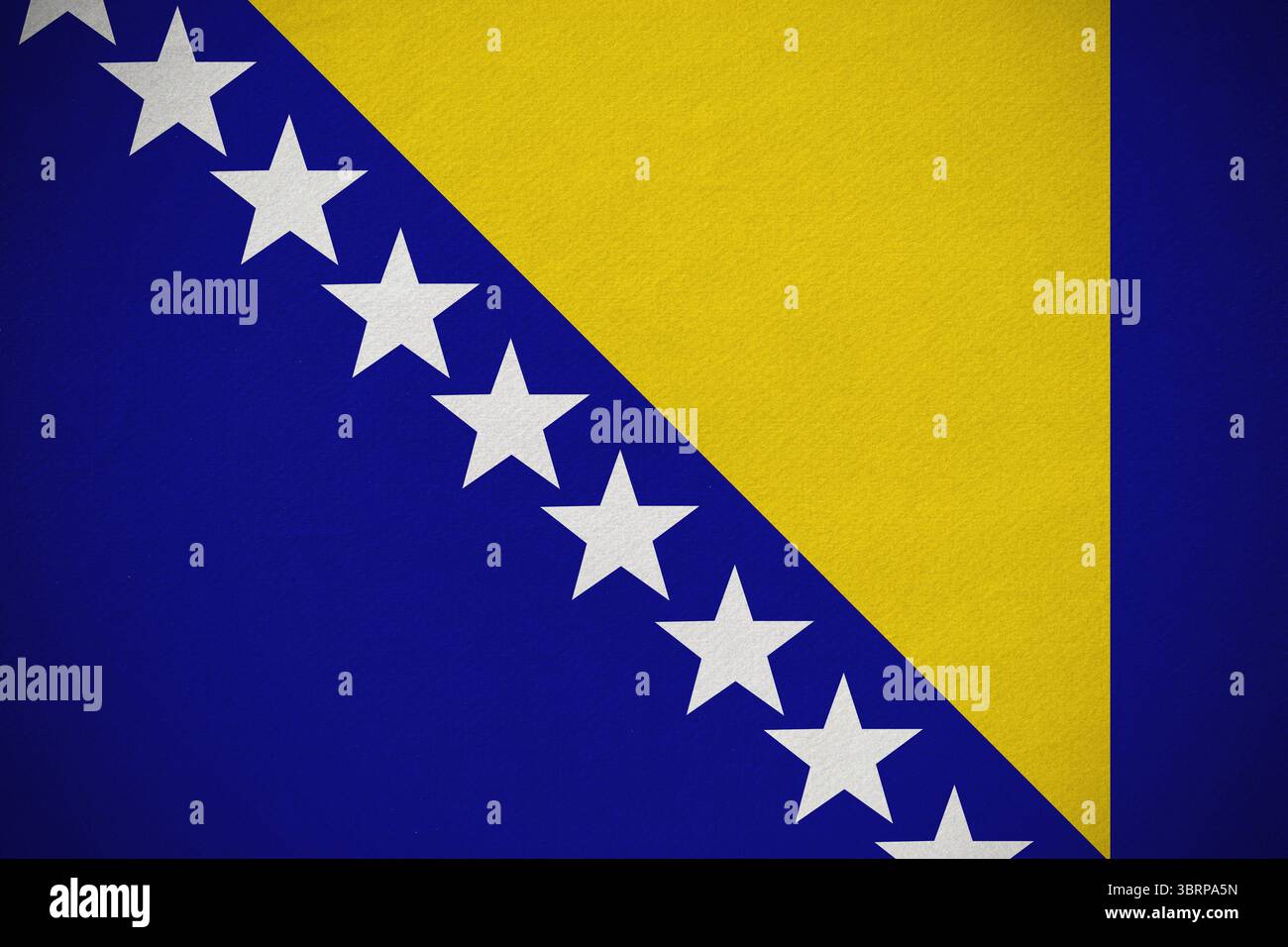 Le drapeau national plat est orné d'étoiles blanches diagonales bleues et d'un triangle jaune Banque D'Images