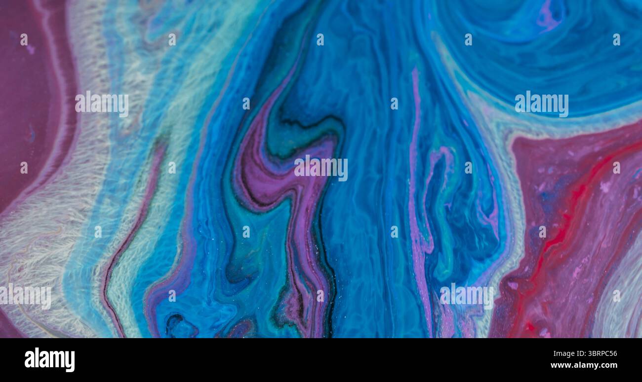 Déversement de produits chimiques. Texture d'encre flottante. Flou bleu violet néon arc-en-ciel eau pétillante de couleur bleu flou se répandant sur fond d'art de lumière abstrait. Banque D'Images