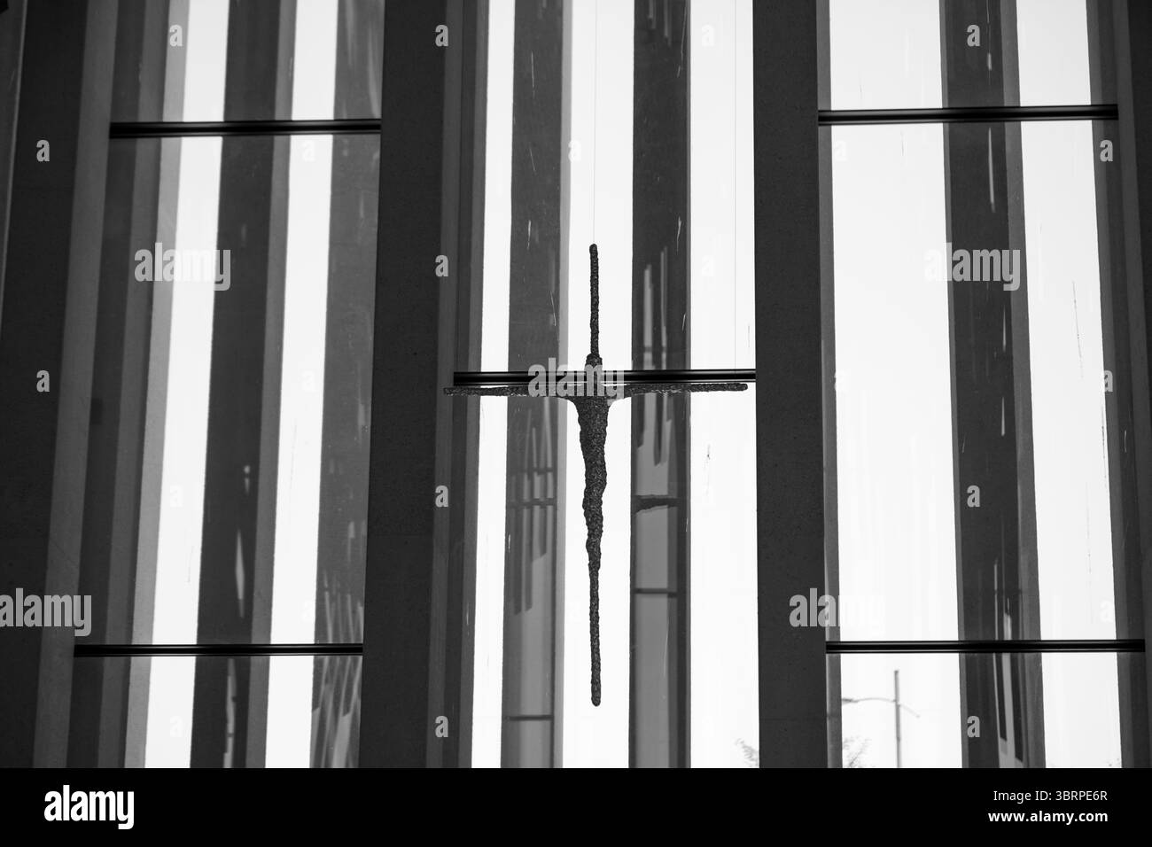 Photographie d'intérieur d'église en noir et blanc avec Croix chrétienne, croix latine Banque D'Images