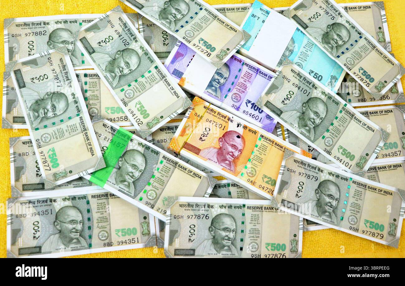 Correctement arrangé de nouveaux billets de monnaie indienne roupies 50 100 200 et 500 Banque D'Images
