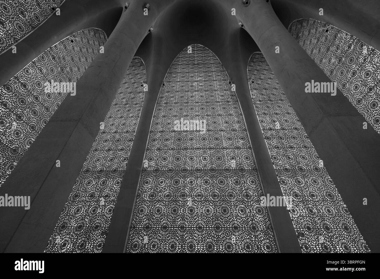 Conception architecturale moderne de mosquée avec de grandes fenêtres ornées et des arches créant un motif symétrique. image architecturale en noir et blanc Banque D'Images