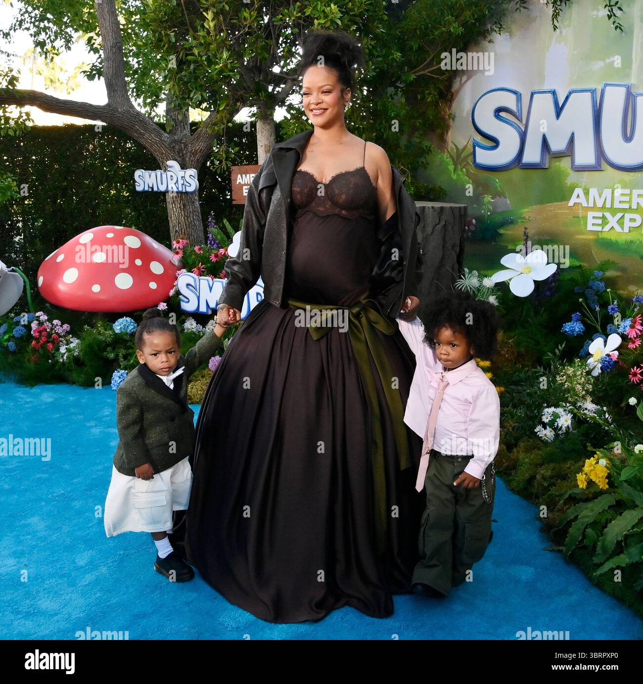 Los Angeles, États-Unis. 13 juillet 2025. Rihanna, la voix de Smurfette dans la comédie musicale animée 'Schtroumpfs' et ses fils Riot Rose Mayers (l) et RZA Athelston Mayers assistent à la première du film aux Paramount Studios à Los Angeles le dimanche 13 juillet 2025. Scénario : quand Papa Schtroumpf (John Goodman) est mystérieusement pris par des sorciers maléfiques, Razamel et Gargamel, Schtroumpfette (Rihanna) mène les Schtroumpfs en mission dans le monde réel pour le sauver. Avec l'aide de nouveaux amis, les Schtroumpfs doivent découvrir ce qui définit leur destin pour sauver l'univers. Photo de Jim Ruymen/UPI Banque D'Images