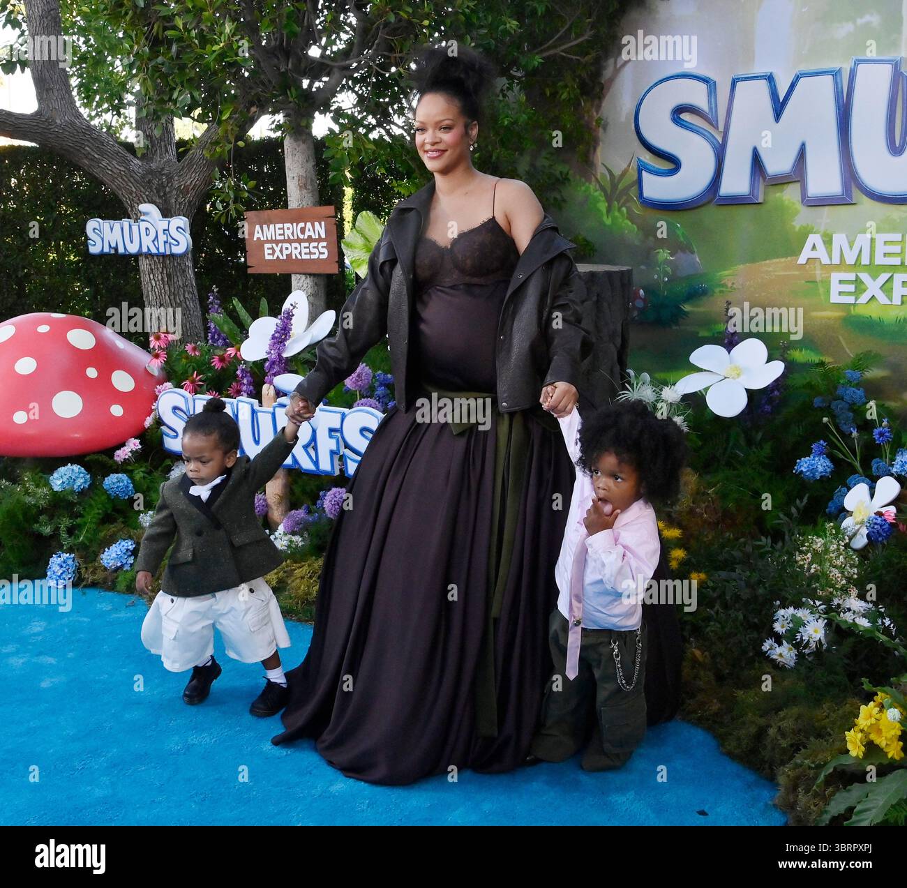 Los Angeles, États-Unis. 13 juillet 2025. Rihanna, la voix de Smurfette dans la comédie musicale animée 'Schtroumpfs' et ses fils Riot Rose Mayers (l) et RZA Athelston Mayers assistent à la première du film aux Paramount Studios à Los Angeles le dimanche 13 juillet 2025. Scénario : quand Papa Schtroumpf (John Goodman) est mystérieusement pris par des sorciers maléfiques, Razamel et Gargamel, Schtroumpfette (Rihanna) mène les Schtroumpfs en mission dans le monde réel pour le sauver. Avec l'aide de nouveaux amis, les Schtroumpfs doivent découvrir ce qui définit leur destin pour sauver l'univers. Photo de Jim Ruymen/UPI Banque D'Images