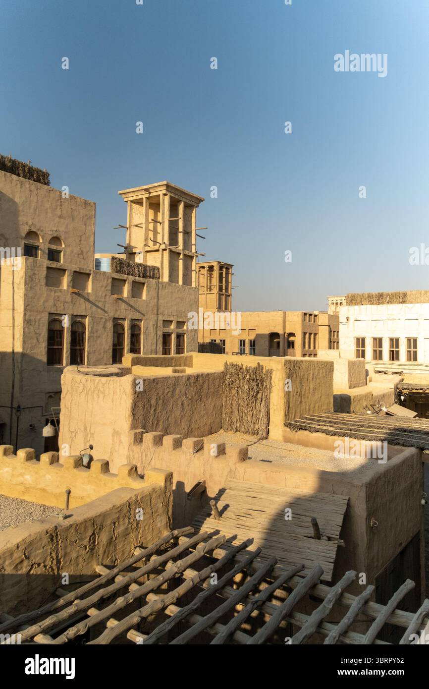 Vue verticale de la vieille ville de Dubaï, quartier historique de Dubaï Al Fahidi, Al Bastakiya, Al seef Dubaï Banque D'Images