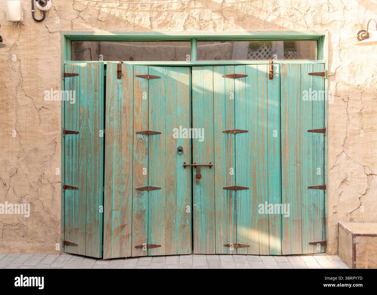 vieille porte en bois dans la rue de la vieille ville, porte en bois sarcelle, image de stock d'architecture ancienne Banque D'Images